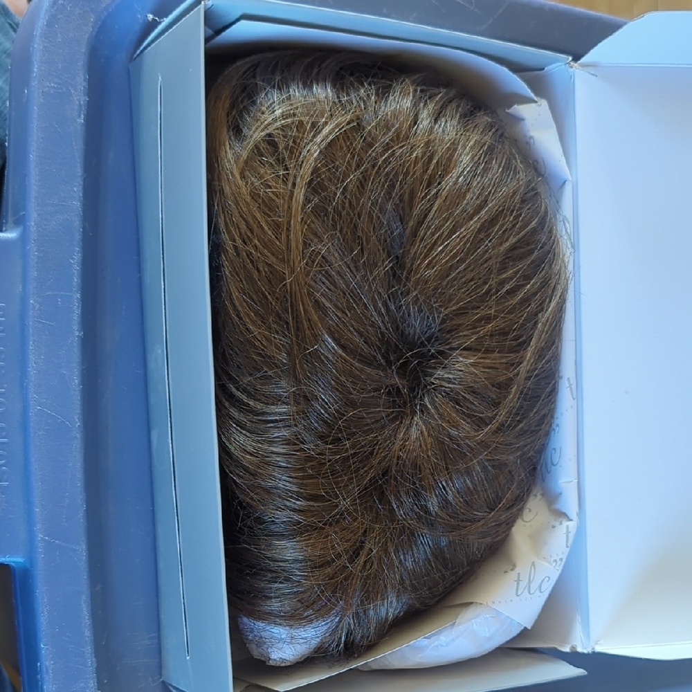 Women's Wig In medium Golden Brown